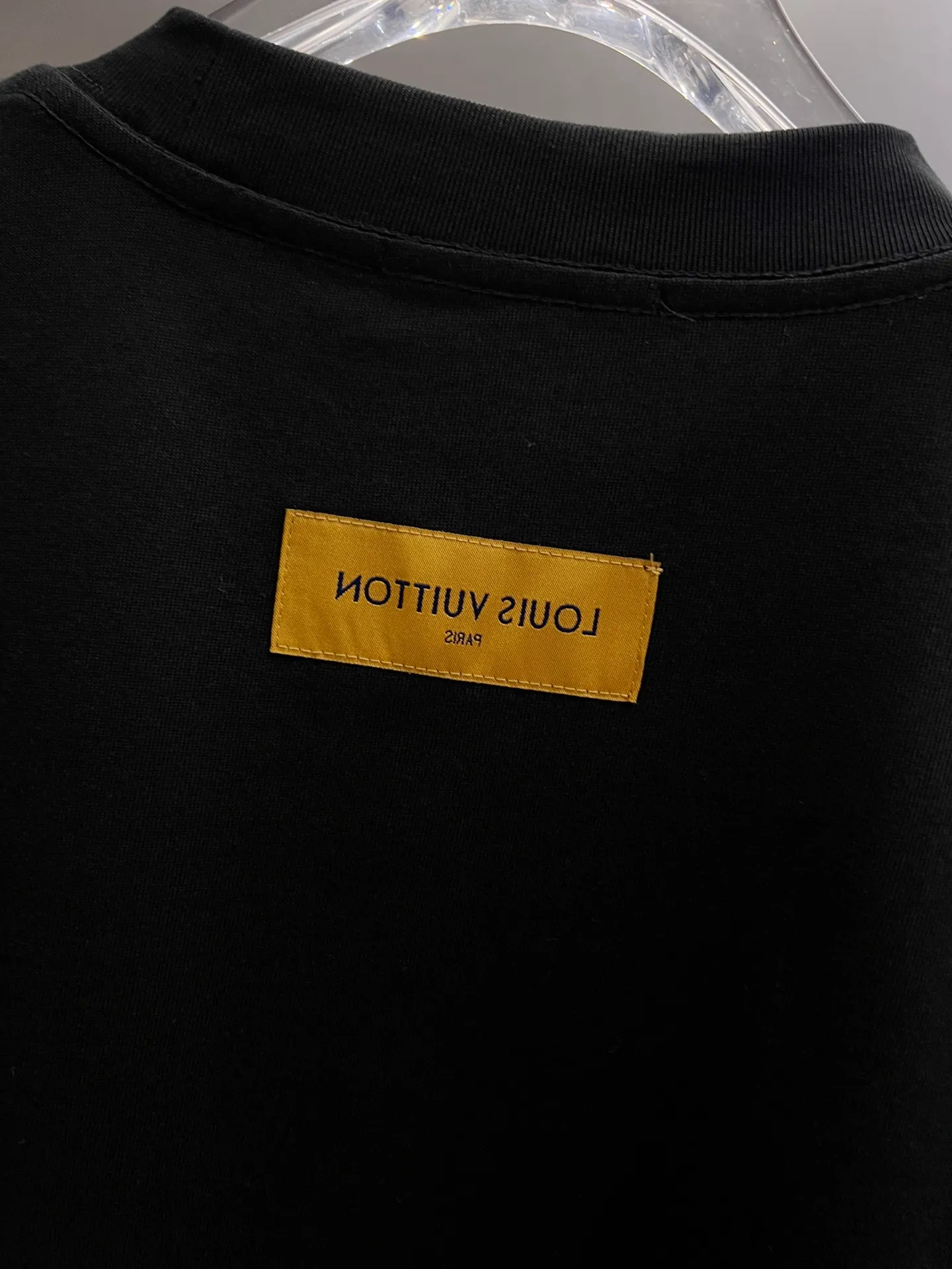 🅿️190 1v Louis* 2025 autumn and winter new style, classic big V letter three-dimensional craft design, high-end version! Highly breathable and comfortable, customized double-yarn plain cotton fabric. Short-sleeved T-shirt. Same style for men and women. Sizes S M L XL XXL Five sizes black white Angora red